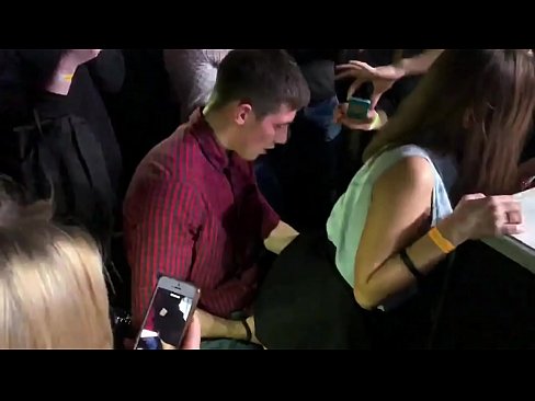 ❤️ ロシアのナイトクラブでリアルセックス。18歳のロシア人少女がナイトクラブで肛門と膣を犯される at ja.niceporn.ru ❌️